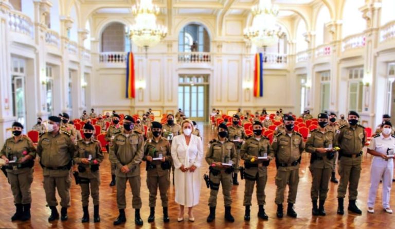 Dra. Regina parabeniza Polícia Militar Feminina de Minas Gerais pelos 40 anos de existência