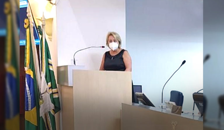 Dra Regina se emociona ao homenagear profissionais de saúde em Sessão da Câmara
