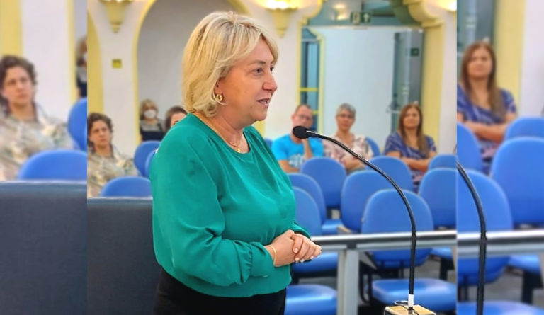 DRA. REGINA QUESTIONA O EXECUTIVO SOBRE A FALTA DE LEITOS EM HOSPITAIS